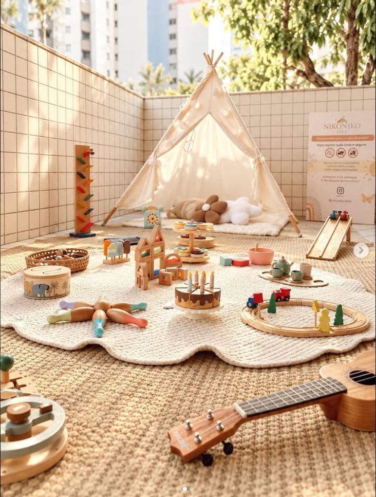 Área baby com cabana, tapete de nuvem e brinquedos de madeira